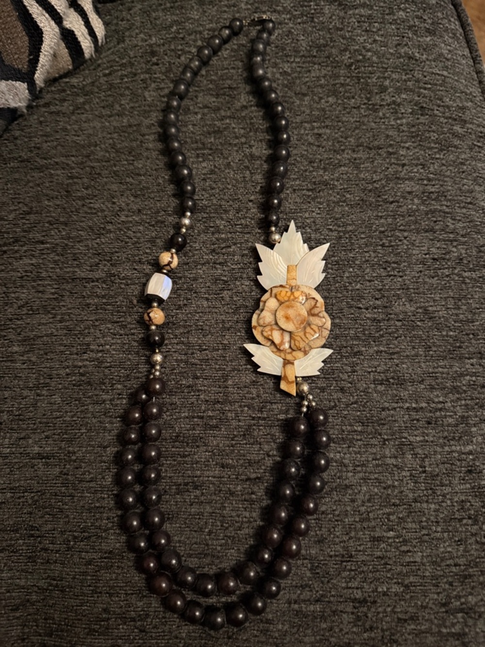 Lee sands Handcrafted Black Bead Necklace Carved mother of pearl Floral Pendant